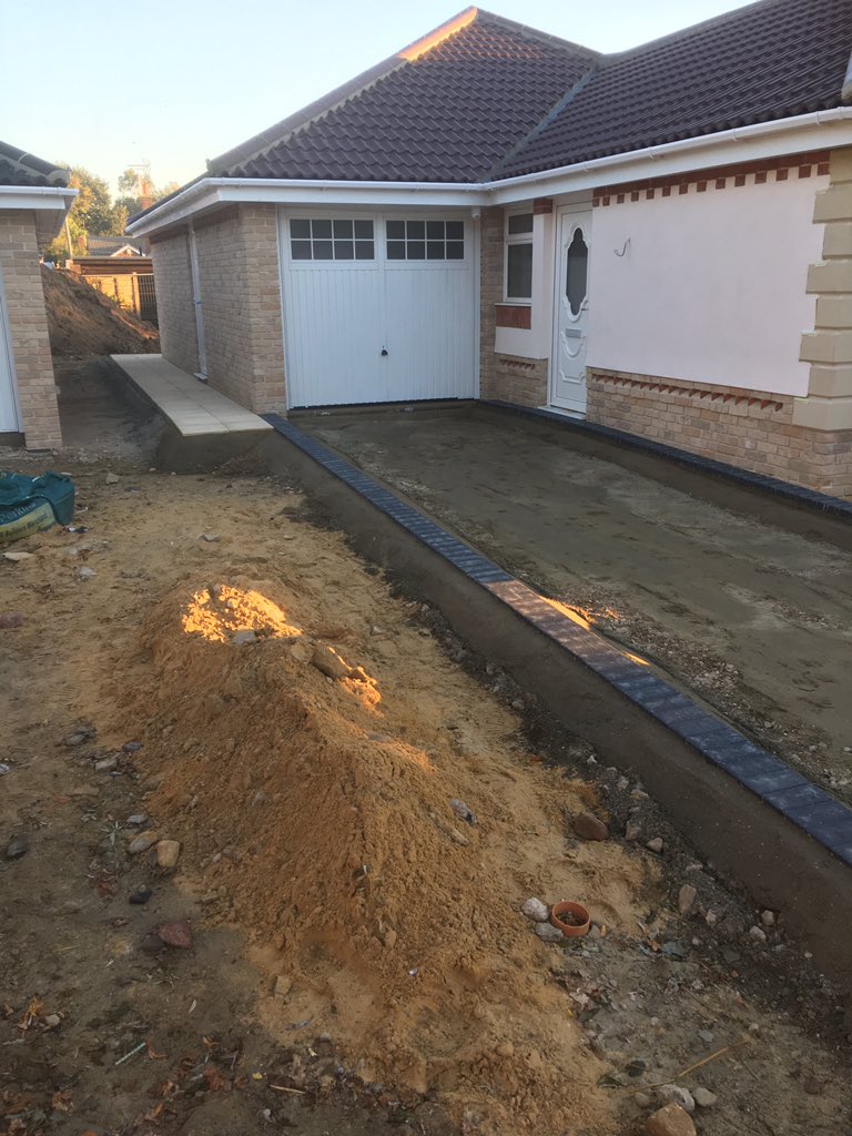 PHalliday_LTD's tweet image. First two plots of eight completed and third well on way for @OliverBurfoot using @MarshallsGroup cbp paving. Still the best standard block around and when installed by @MarshallsReg installers you know it’s gonna last. #doitproperly