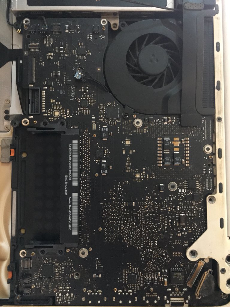 GeelinksTech's tweet photo. Life of a young entrepreneur...repairs of laptops 💻 motherboards #AppleLaptops #Geelinkstechnology..striving for greatness #youngProfessional #youthEmpowerment https://t.co/3ypOgnzWL1