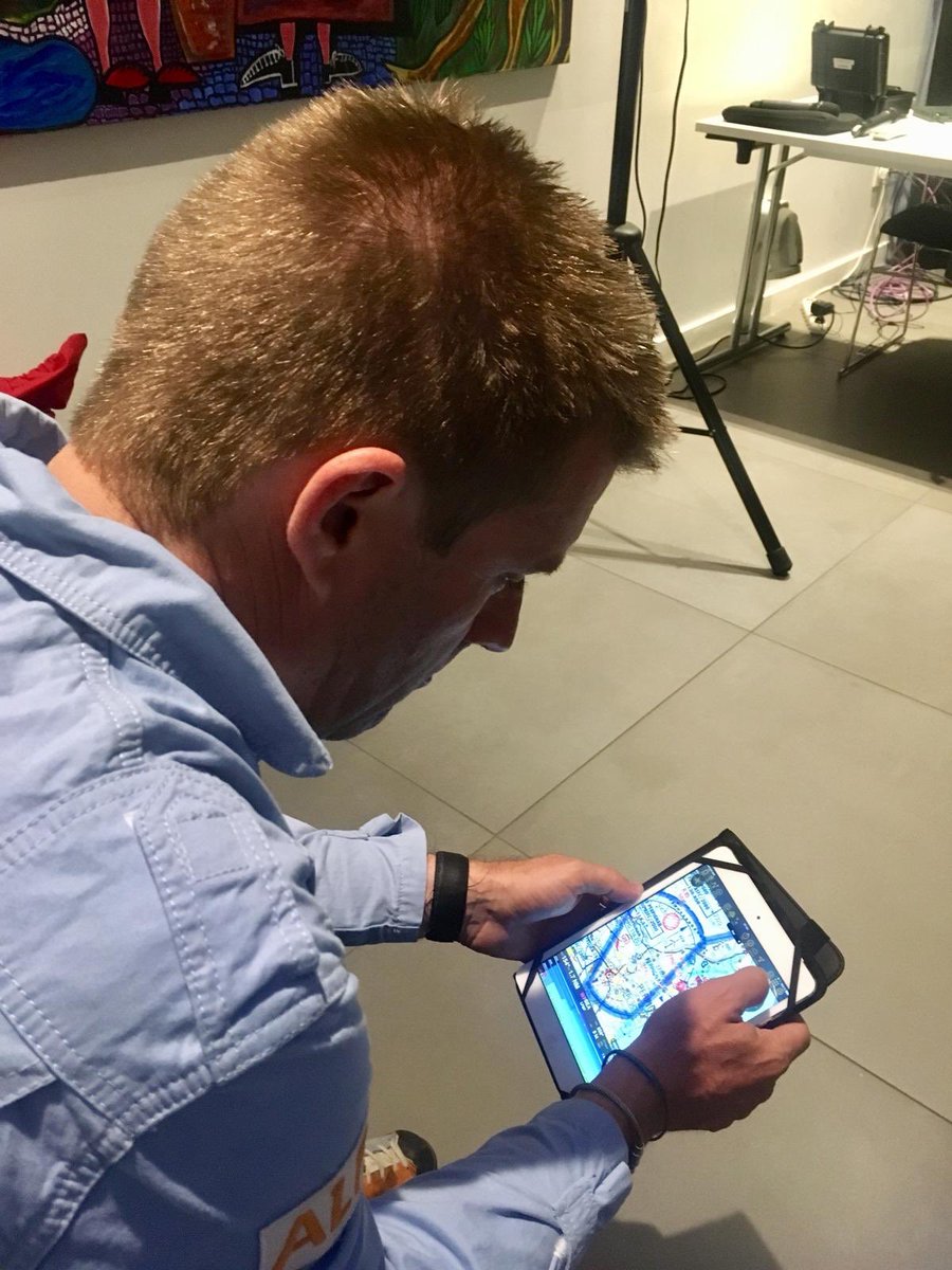 Raphaël Domjan (@raphaeldomjan) on Twitter photo J'étudie le plan de vol qui m'amènera avec mon équipe à Dakar dans le cadre du <a href="/RaidLatecoere/">Raid Latécoère-Aéropostale</a>. #solartratosteam J'étudie le plan de vol qui m'amènera avec mon équipe à Dakar dans le cadre du <a href="/RaidLatecoere/">Raid Latécoère-Aéropostale</a>. #solartratosteam