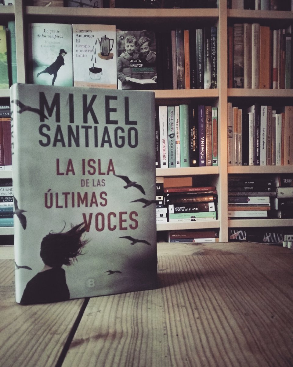 Agolpedeletra's tweet photo. #FelizJueves a todxs. Nos levantamos con la #reseña de "La isla de las últimas voces" https://t.co/NMUEw0js6t de @mikelsantiago, escrita por @sergiosancor cc @Ediciones_B https://t.co/YEbsaDo8hC