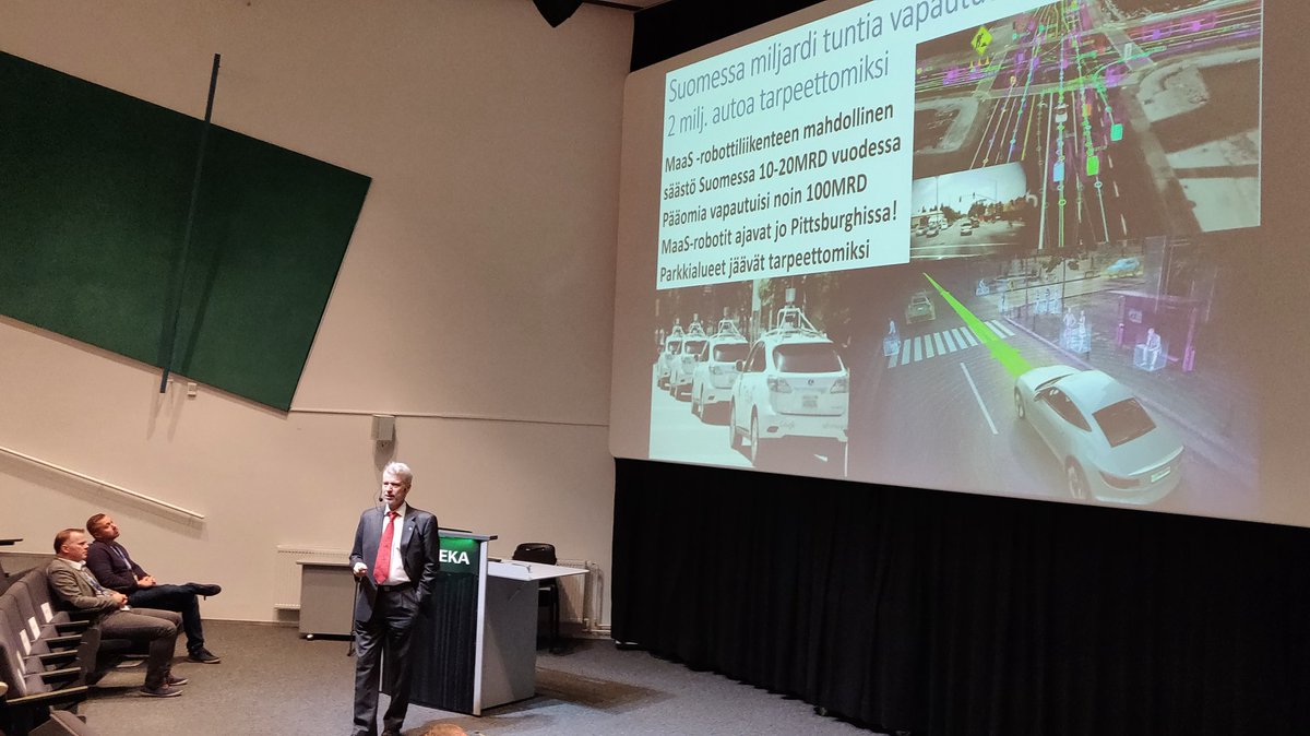Neljäs Vantaan tietohallinon Ratkaisupäivä Heurekassa meneillään. Tulevaisuuden tutkija Risto Linturi: MAAS-robottiliikenne tulee tekemään kaupunkien suuret parkkipaikkainvestoinnit tarpeettomiksi. #vantaa #ict-ratkaisupäivä