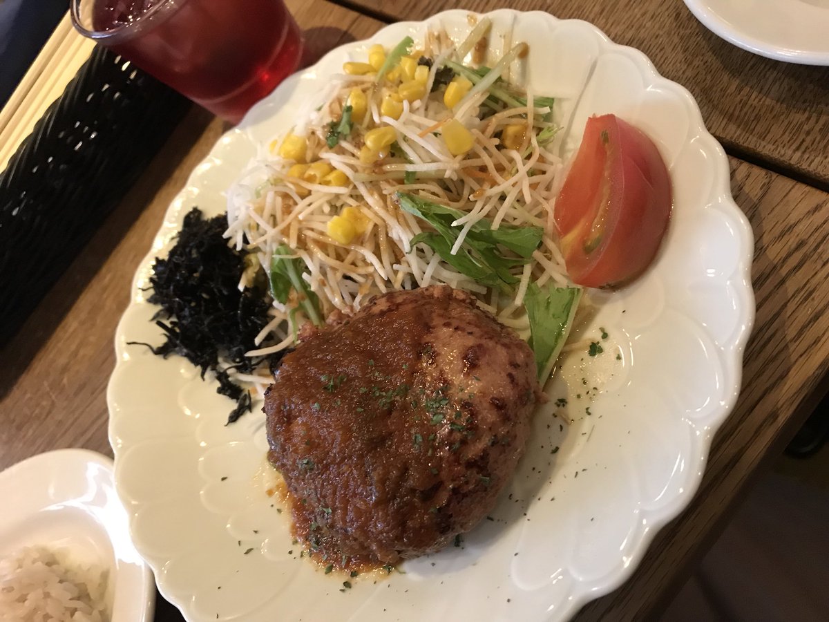 ActiveMaMa0623's tweet photo. 異業種ランチ会に参加して来ました😊🎈

すごい色のドリンク🥤

デトックス効果があるらしい😋

痩せるかしら🤨

＃ムラサキのドリンク
＃美容ドリンク
#異業種ランチ会
#また新たなる出会い https://t.co/Vr0tOnwr5v