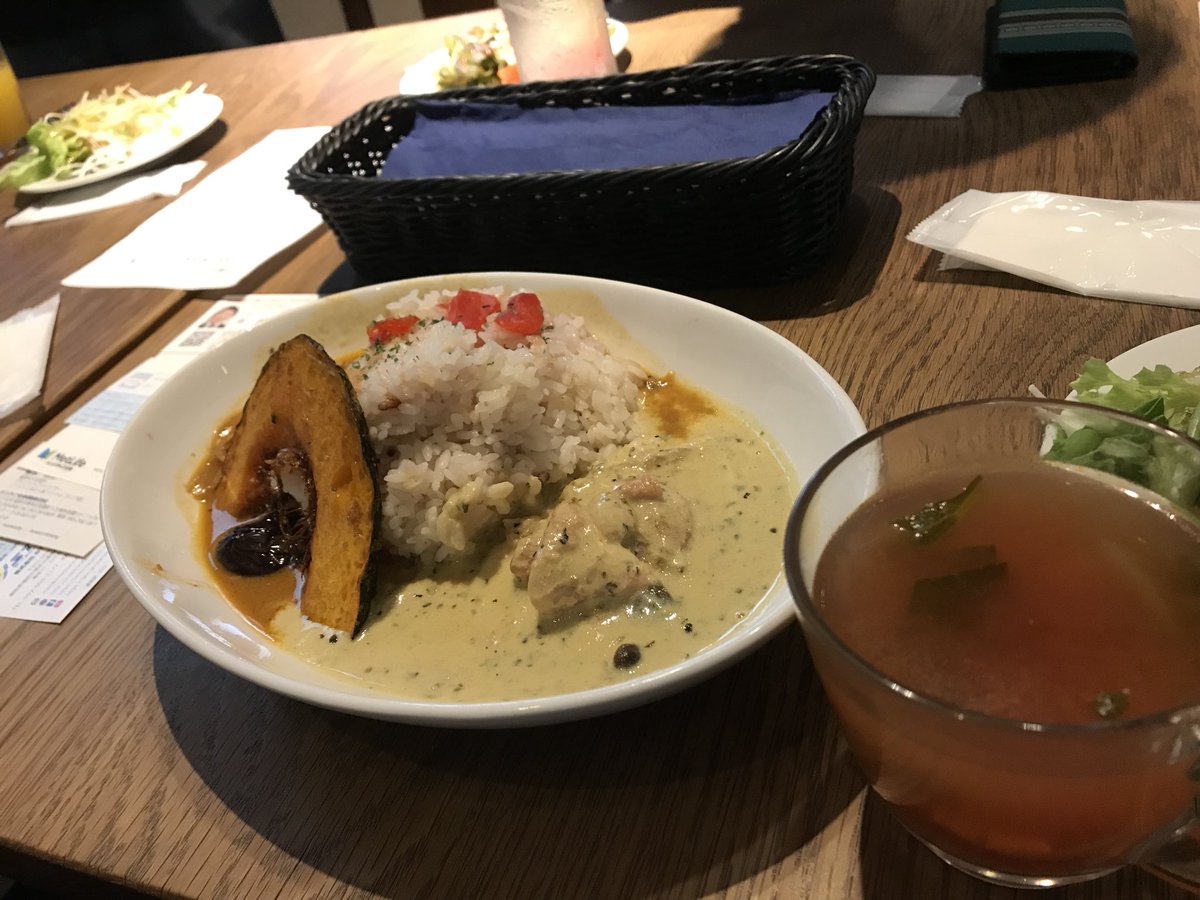 ActiveMaMa0623's tweet photo. 異業種ランチ会に参加して来ました😊🎈

すごい色のドリンク🥤

デトックス効果があるらしい😋

痩せるかしら🤨

＃ムラサキのドリンク
＃美容ドリンク
#異業種ランチ会
#また新たなる出会い https://t.co/Vr0tOnwr5v