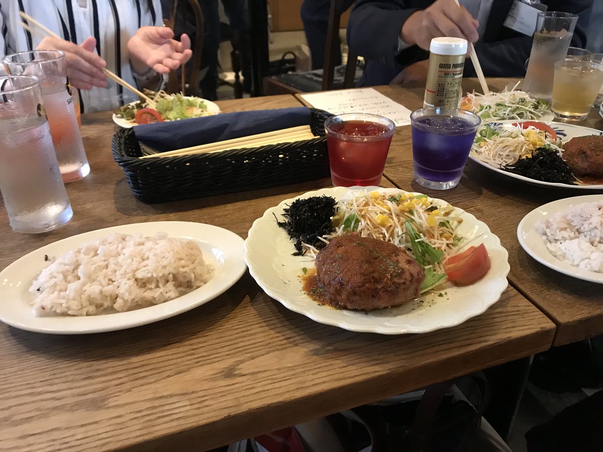 ActiveMaMa0623's tweet photo. 異業種ランチ会に参加して来ました😊🎈

すごい色のドリンク🥤

デトックス効果があるらしい😋

痩せるかしら🤨

＃ムラサキのドリンク
＃美容ドリンク
#異業種ランチ会
#また新たなる出会い https://t.co/Vr0tOnwr5v