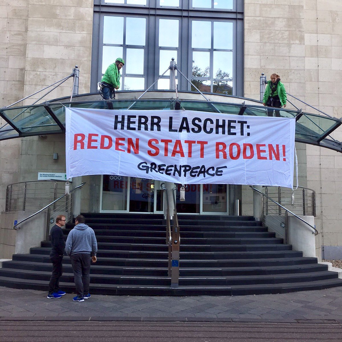 greenpeace_de's tweet photo. JETZT: Greenpeace Aktivisten steigen Ministerpräsident @ArminLaschet aufs Dach. Wir fordern: Rodung stoppen, Kohlekommission arbeiten lassen! #HambacherForest #hambibleibt https://t.co/04jwhX9cT4