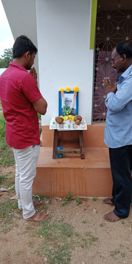 TsidcK's tweet photo. Respected sir celebration of freedom fighter Konda Laxman Bapuji birthday at TSIDC Sub Division, Kothagudem https://t.co/Gxc7bmWikd
