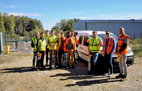 VXMT_FR's tweet photo. Cette année les stagiaires de la nouvelle licence pro DGR (Détection Géoréférencement de Réseaux) à Egletons ont la chance d'avoir Benoît comme professeur!
+ d'infos : https://t.co/n8EviuBEDC
#détection #détectionreseaux #vivax #vloc3 @unilim https://t.co/nQe6w6mDUr