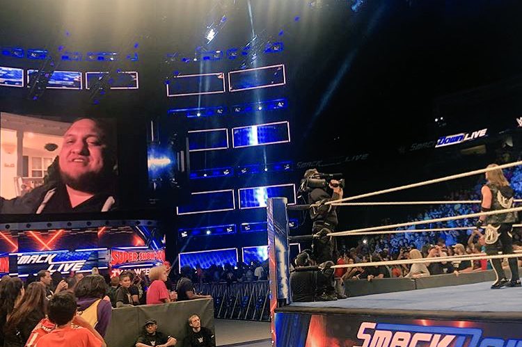 WWEWAL3OOHA's tweet photo. ساموا جو يزور منزل اي جي ستايلز في سماكداون
#SDLive https://t.co/0bWf7vqArd