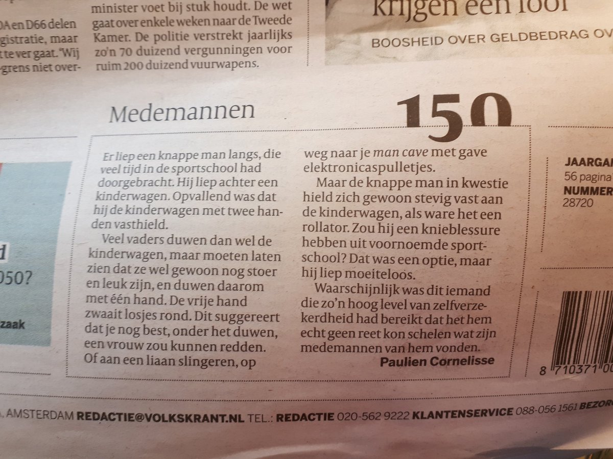 irisbohm's tweet image. Ik vermoed dat z'n triceps beter tot uiting kwamen bij het voortduwen met twee armen (bovenhandse grip, immers). En laten we de schouderpartij niet vergeten... Leer mij brede mannen kennen! 😜