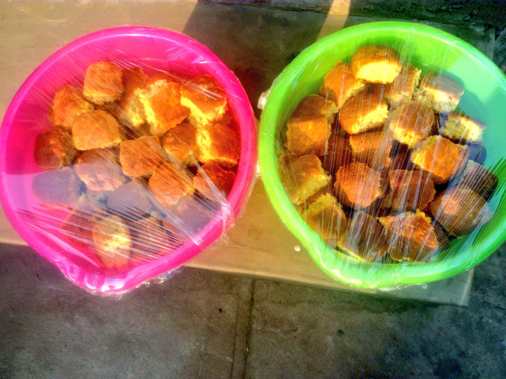 SitshasBakery's tweet photo. Cav the beautiful buckets red for danger nvm the fresh scones lawd... For quality Scones, Queens cakes, Biscuits & Bran muffins order at 0735778661 from R100 5,10,20litres buckets available we deliver around Gauteng... #SupportBlackBusiness #MorningShowSA #SABC #sitshasbakery https://t.co/qCRRPuBJDL