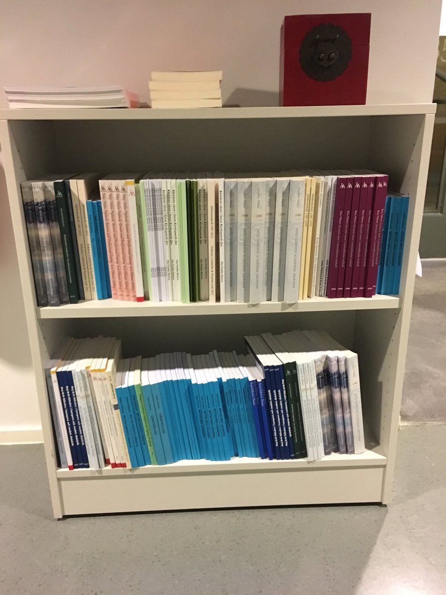 htts2018's tweet photo. B5 kerroksella löytyy ruotsinkielisiä, mutta myöskin suomenkielisiä, kirjoja vain 1€ kappale. Maksu punaiselle pikku-kassalle #httsxv https://t.co/0upMKq0NP7