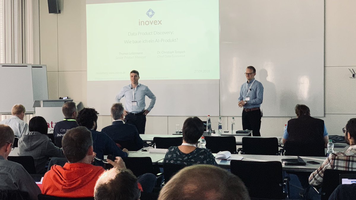Tag 2 der #data2day beginnt mit <a href="/ThomasLeiterman/">Thomas Leiterman</a>, <a href="/CTempich/">Christoph Tempich</a> und einer Einführung in die Entwicklung von #AI-Produkten.
