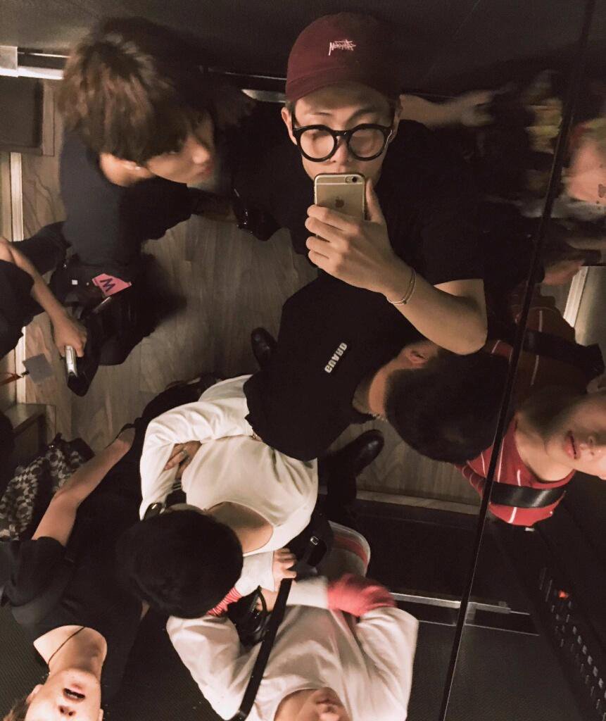 uhtaetae's tweet photo. ❤❤ https://t.co/nrO7Xrbfou