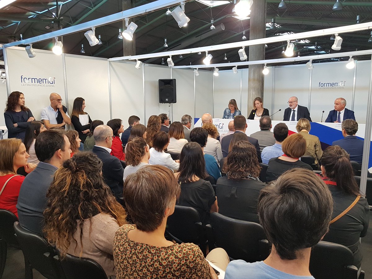 cambragirona's tweet photo. Inaugurem FormemGi, una fira d'ocupació per als joves. 26 empreses ofereixen llocs de treball durant tot el matí a la Fira de Girona. https://t.co/lvLwMs8qQq