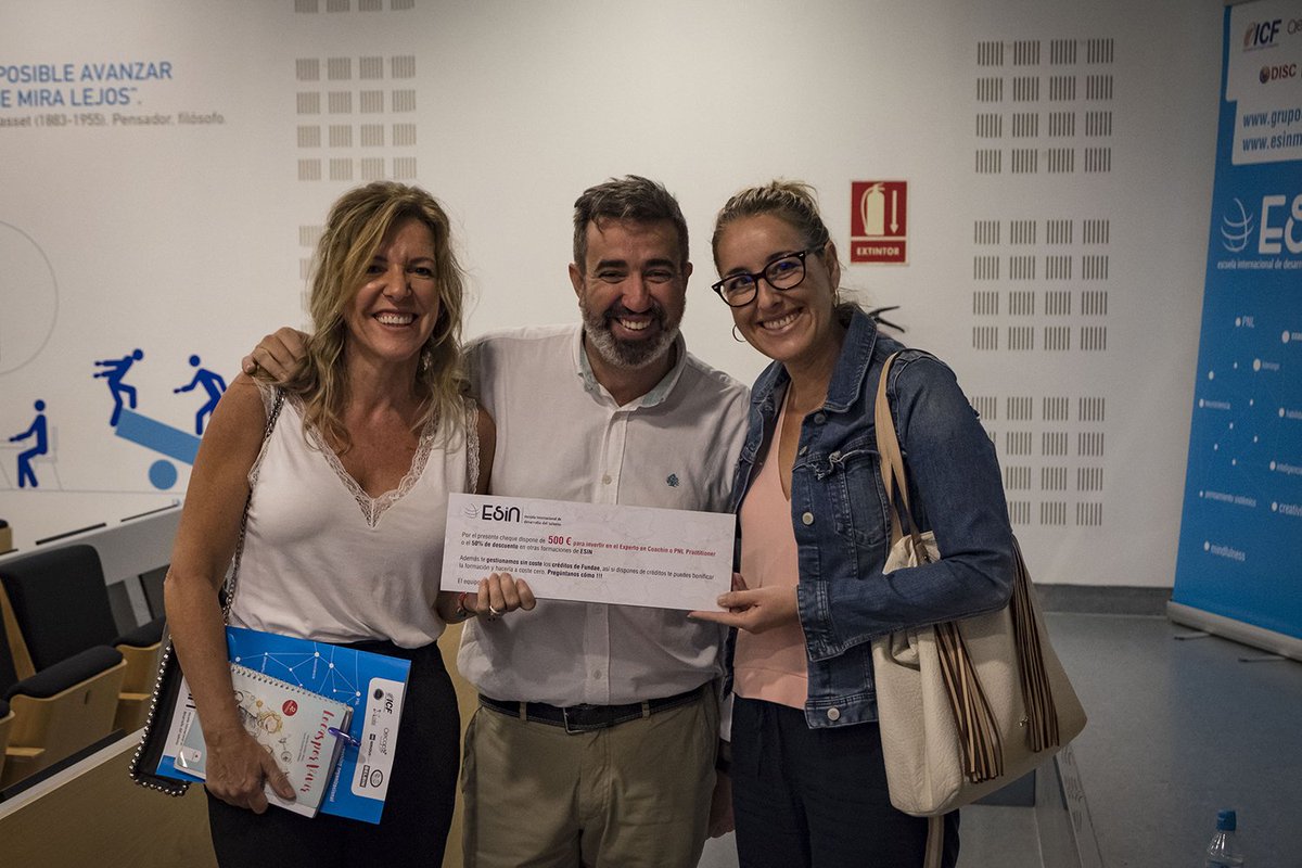 escuelaesin's tweet photo. Otras felices ganadoras de nuestro cheque de 500 € para formaciones en Esin. 
Enhorabuena a @LocasporVivir y muchas gracias por vuestra difusión de las #JornadasEsinMurcia. Hoy de nuevo en Murcia con la temática #Educación del #Talento https://t.co/y1KUTD2AA9