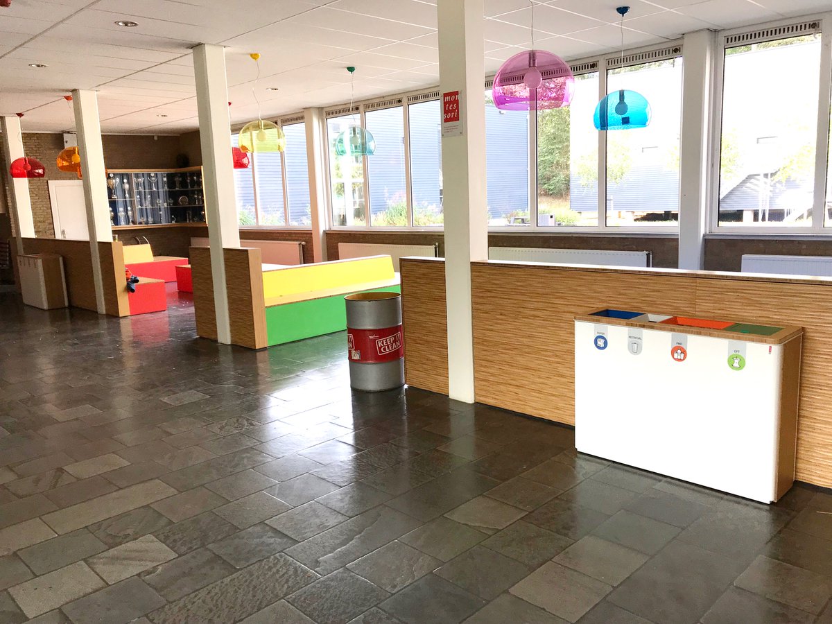 Deze week heeft onze Elbert Snapper bij Jordan Montessori School, LLC Utrecht te Zeist een Amega Quattro afgeleverd. Een speciale Eco-groep, bestaande uit scholieren, hebben gezamenlijk besloten om de standaard prullenbakken te vervangen voor "afvalscheiding".Geweldig initiatief!