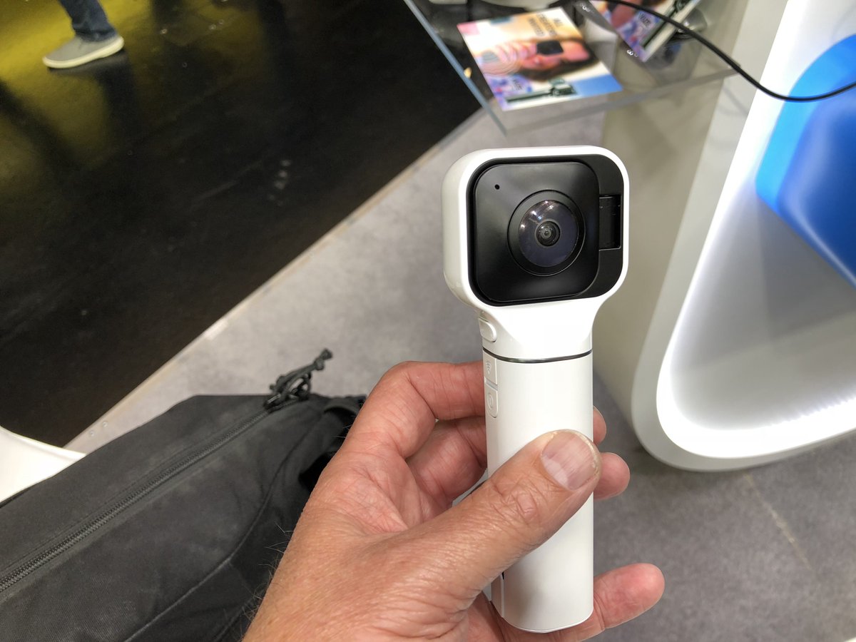 Degreefpartner's tweet photo. Wij waren gisteren bij de @VuzeCamera stand behoorlijk onder de indruk van de nieuwe Vuze XR 360/180 camera. Hij is tot 4 november te bestellen op https://t.co/wQpZXb78dS incl. een gratis Onderwaterhuis en 64gb geheugenkaart. https://t.co/wkIlGVacfJ