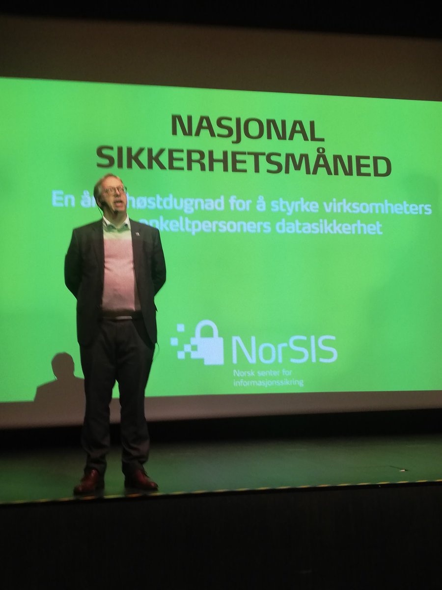 Statssekretær Sættem fra JBI Dep. åpner Nasjonal sikkerhetsmåned og maner til dugnad. Kompetanseheving er viktig for å sikre digitaliseringen. #sikkert