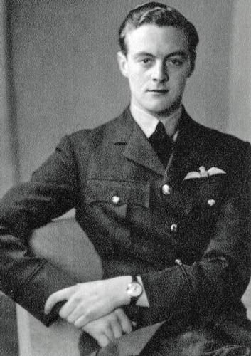 pettore's tweet photo. On this day 27th Sept 1940.
PO. Roger Miller of Radford Semele, Warwickshire.
One of THE FEW.
https://t.co/pVeDnEc9rh
Was killed when his Spitfire exploded.
He was 20 years old.
His brother was killed that August  age 23. https://t.co/V5P09bKBUD