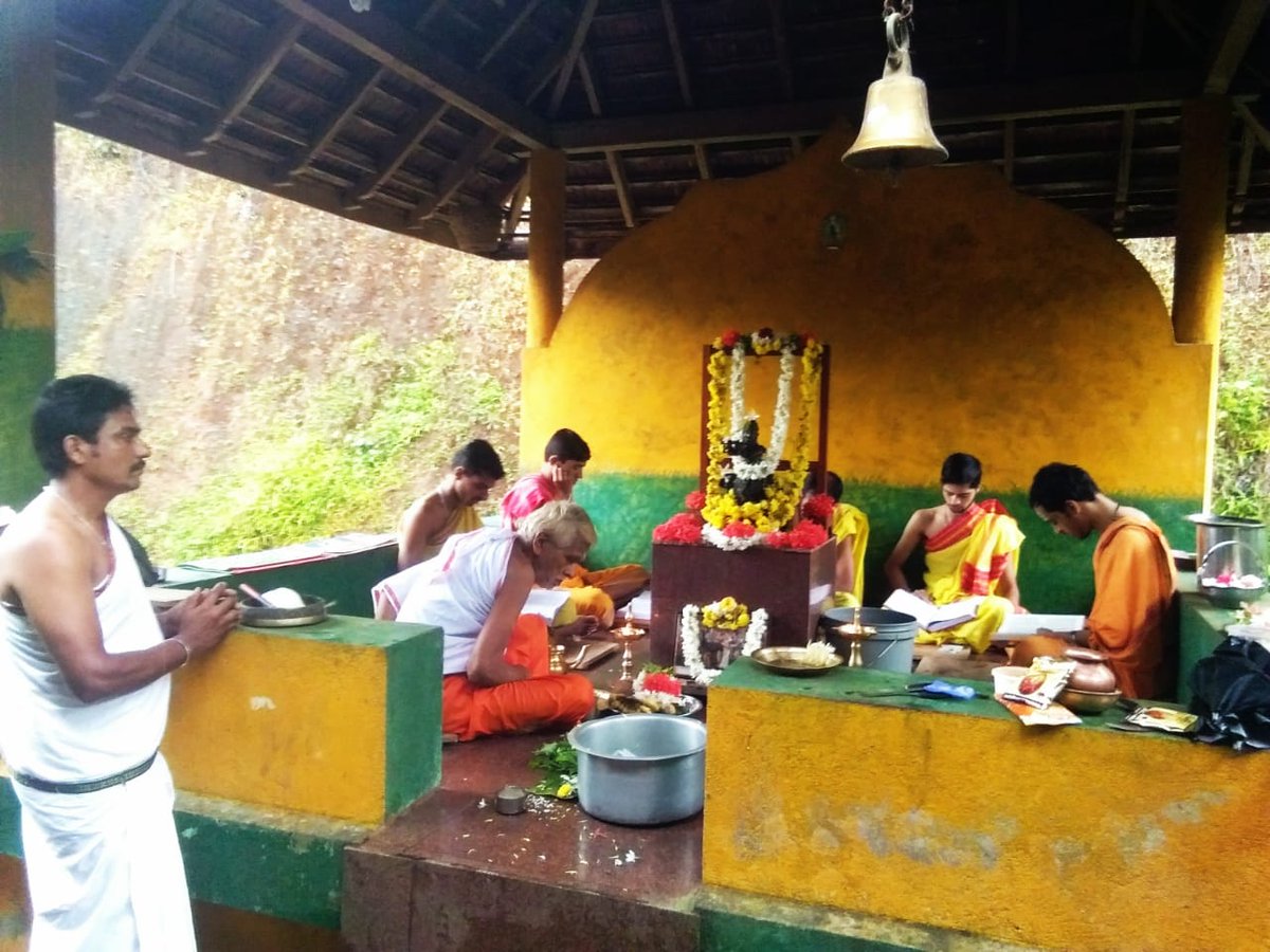 kiranrajk7's tweet photo. ಹರೇ ರಾಮ ವೇಣೂರು ವಲಯದ ಗುಂಡೂರಿ ಗೋಶಾಲೆಯಲ್ಲಿ ಇಂದು 8ನೇ ದಿನದ ರಾಮಾಯಣ ಪಾರಾಯಣ ನಡೆಯುತ್ತಿರುವುದು.
@SriSamsthana 
@Shankaracarya36 
@UllekhaMhMandal 
@ShankaraPeetha @uppinagady https://t.co/kVMQMc13qs