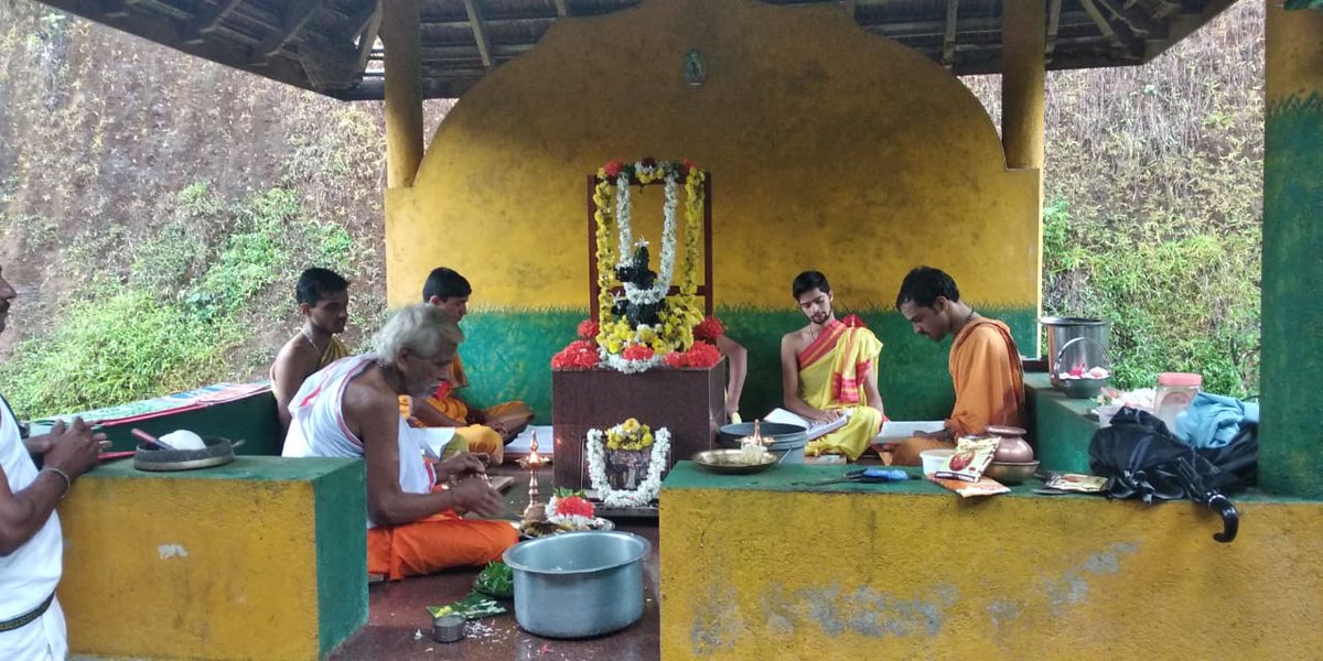 kiranrajk7's tweet photo. ಹರೇ ರಾಮ ವೇಣೂರು ವಲಯದ ಗುಂಡೂರಿ ಗೋಶಾಲೆಯಲ್ಲಿ ಇಂದು 8ನೇ ದಿನದ ರಾಮಾಯಣ ಪಾರಾಯಣ ನಡೆಯುತ್ತಿರುವುದು.
@SriSamsthana 
@Shankaracarya36 
@UllekhaMhMandal 
@ShankaraPeetha @uppinagady https://t.co/kVMQMc13qs