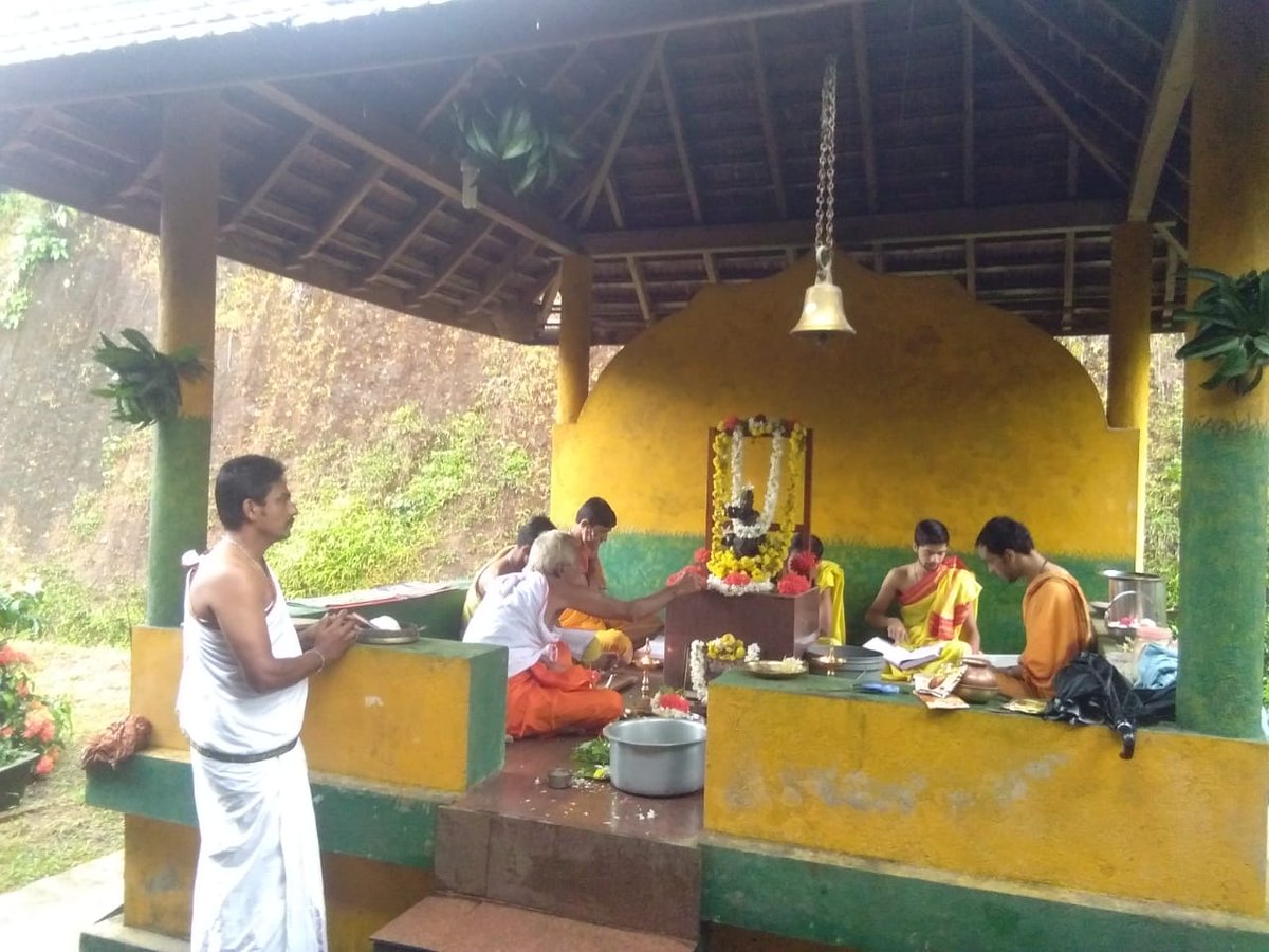 kiranrajk7's tweet photo. ಹರೇ ರಾಮ ವೇಣೂರು ವಲಯದ ಗುಂಡೂರಿ ಗೋಶಾಲೆಯಲ್ಲಿ ಇಂದು 8ನೇ ದಿನದ ರಾಮಾಯಣ ಪಾರಾಯಣ ನಡೆಯುತ್ತಿರುವುದು.
@SriSamsthana 
@Shankaracarya36 
@UllekhaMhMandal 
@ShankaraPeetha @uppinagady https://t.co/kVMQMc13qs