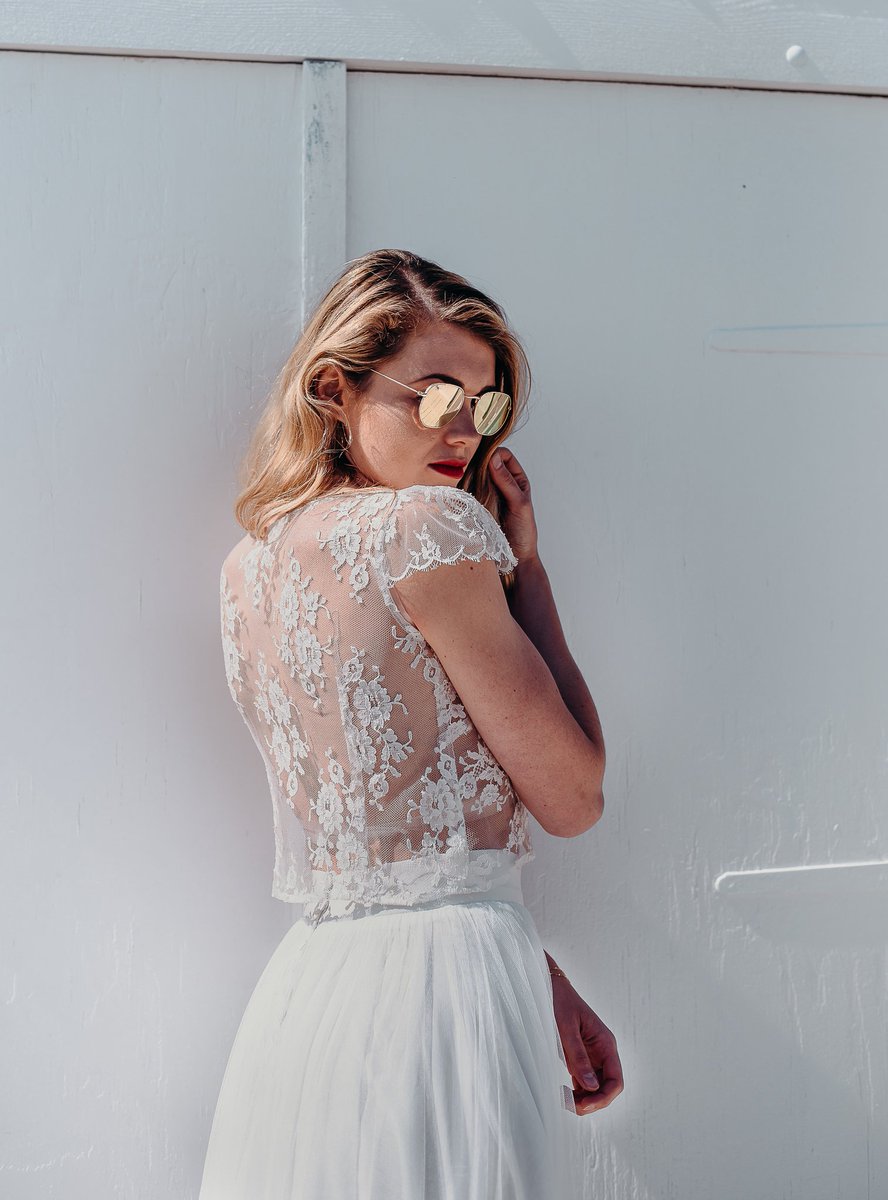 Adeline_Bauwin's tweet photo. White is the new black 🖤🖤🖤
Robe "Into the Groove" à venir essayer au showroom à Ferney voltaire à la périphérie de #Geneva
#coolbrides #weddingdress  #MadeInFrance https://t.co/k0iiqE2Onu
