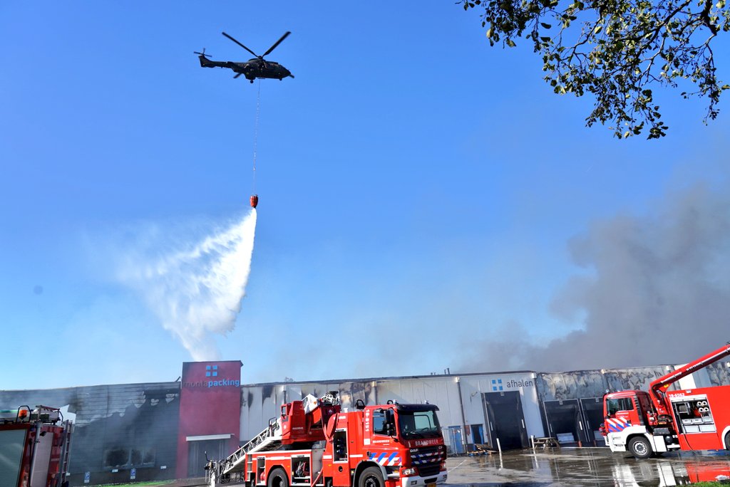 peterstam's tweet photo. Hoppa, steun van defensie bij brand in Molenaarsgraaf. Eerste lading water is gestort. https://t.co/K92CBpNq5t