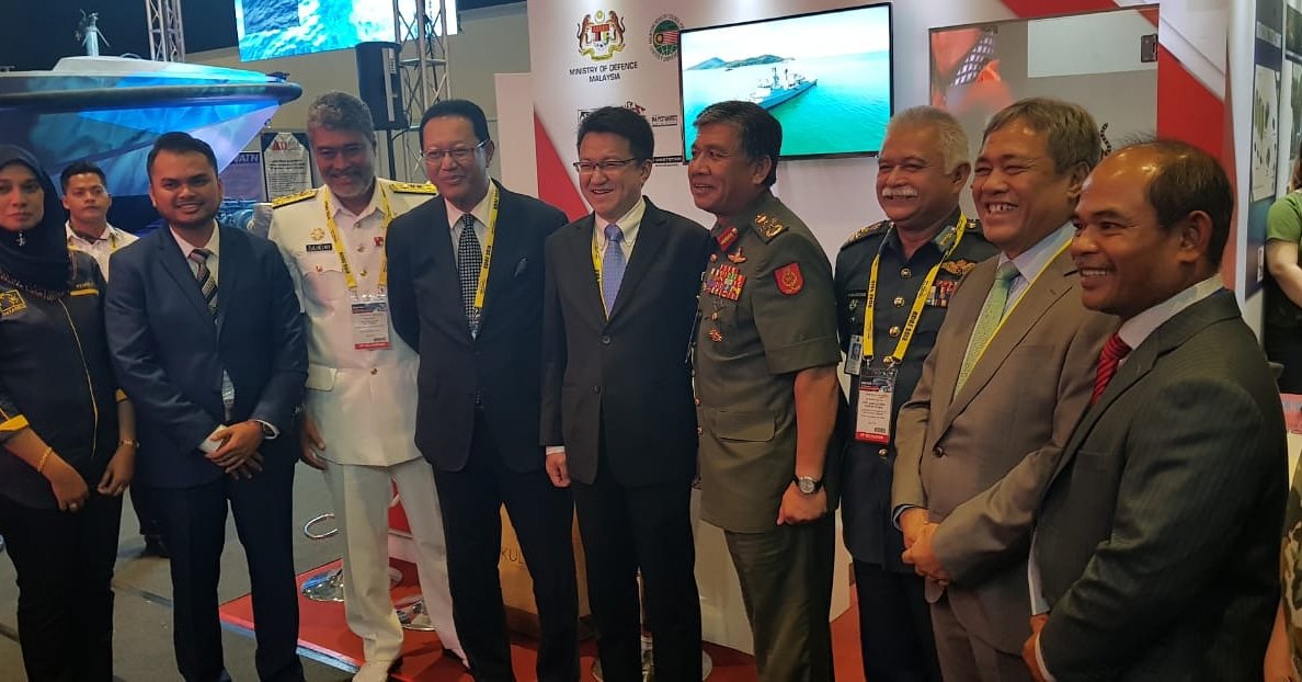 LimaExhibition's tweet photo. Group photo of our honourable guests at #ADAS2018 promoting Malaysia Pavilion and #LIMA19 https://t.co/oDPnkRu7b0