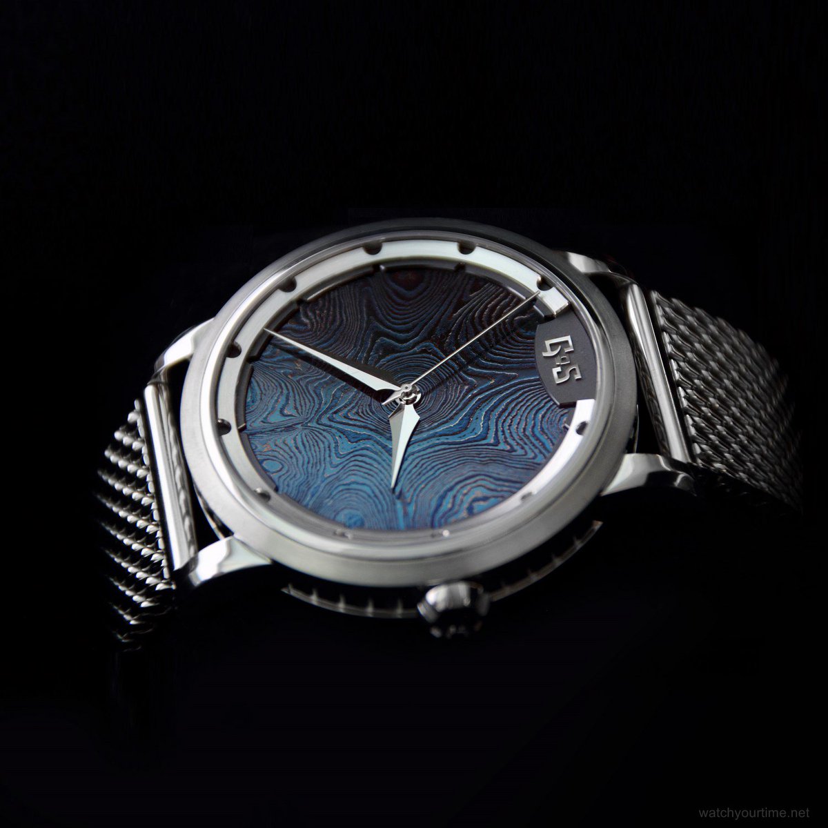 wytimenet's tweet photo. GoS Sarek Midnight Blue - incredible colors of tempered steel
.@PatrikSjogren #gos #goswatches #gossarek #sweden #damascussteel #patternweldedsteel #temperedsteel #signsofvikingpast #bespokewatches https://t.co/yHEnfsGe7Y