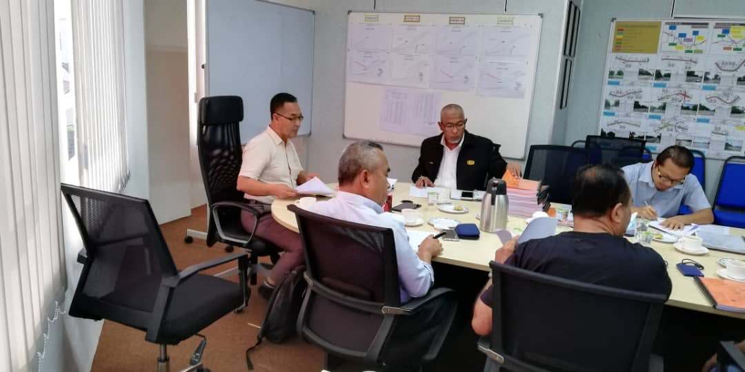 Mesyuarat Tapak ke 34 Projek Menaiktaraf Jalan Masuk Ke Bera Dari Jalan FR10, Pahang pada 27 September 2018 telah dipengerusikan oleh Pengurus Besar Kanan Pembinaan. Pelaksanaan kerja ditapak berjalan dengan lancar sebagaimana jadual perancangan.<a href="/HasmiJkr/">Hasmi Ahmad</a> <a href="/azamdin212/">Azam</a>