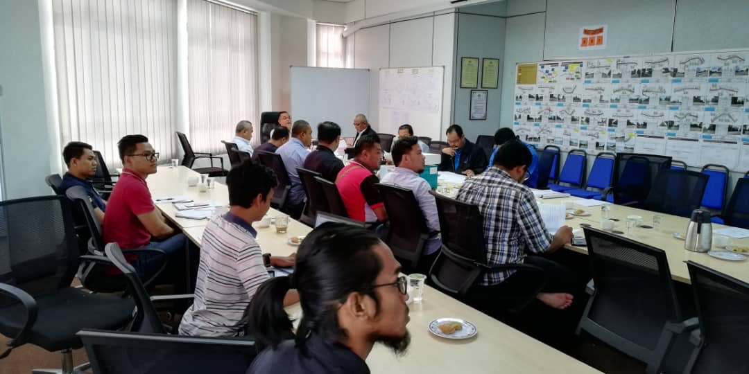 UPKZonTimur2's tweet photo. Mesyuarat Tapak ke 34 Projek Menaiktaraf Jalan Masuk Ke Bera Dari Jalan FR10, Pahang pada 27 September 2018 telah dipengerusikan oleh Pengurus Besar Kanan Pembinaan. Pelaksanaan kerja ditapak berjalan dengan lancar sebagaimana jadual perancangan.@HasmiJkr @azamdin212 https://t.co/wz6oMqPyDr