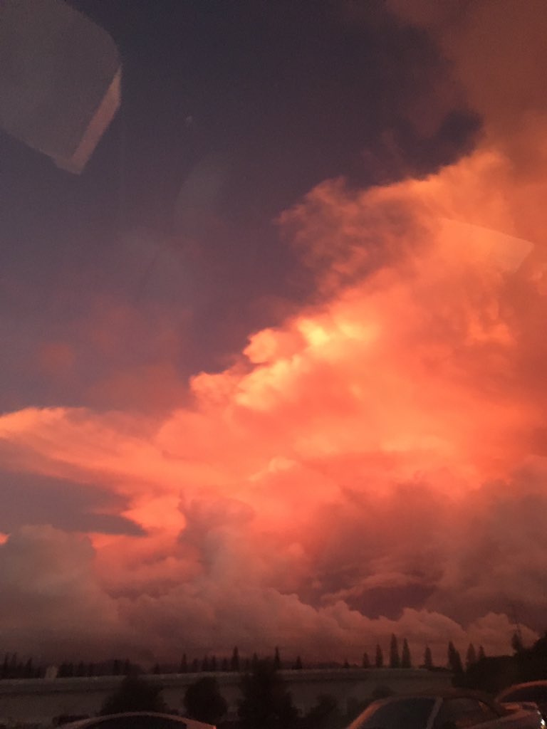 tfkf1008's tweet photo. here’s the sky again because it’s too pretty not to post https://t.co/YxuiTuqQ5c