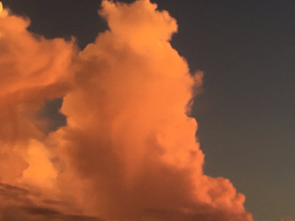 tfkf1008's tweet photo. here’s the sky again because it’s too pretty not to post https://t.co/YxuiTuqQ5c