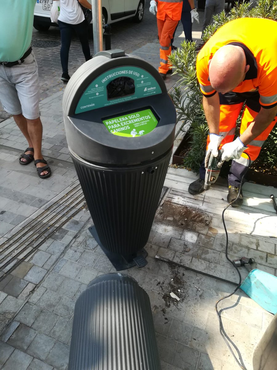 sadecocordoba's tweet photo. Desde el día de ayer contamos con un nuevo elemento para facilitar la recogida de los excrementos caninos en la vía pública. Este proyecto piloto, que está siendo probado en San Agustín, se basa en la colocación de una papelera exclusiva para el depósito de este tipo de residuo https://t.co/jos9hg9XjJ