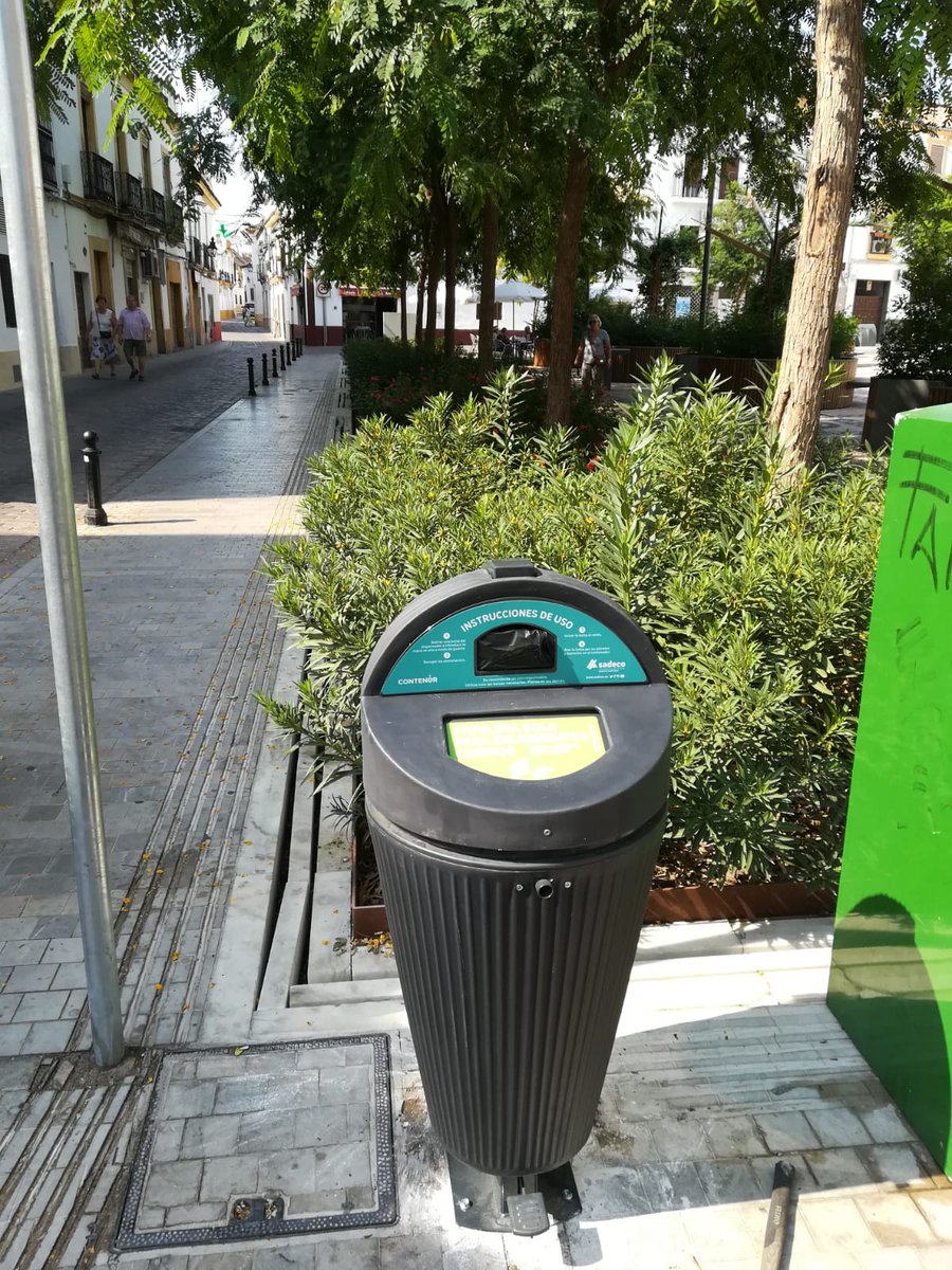 sadecocordoba's tweet photo. Desde el día de ayer contamos con un nuevo elemento para facilitar la recogida de los excrementos caninos en la vía pública. Este proyecto piloto, que está siendo probado en San Agustín, se basa en la colocación de una papelera exclusiva para el depósito de este tipo de residuo https://t.co/jos9hg9XjJ