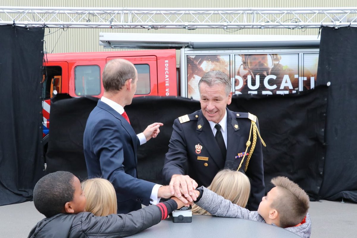 BrandweerTwente's tweet image. Samen met @sanderschelberg en @StephanWevers is ons nieuwe educatie-voertuig 🚒voor o.a. ‘Brandweer op school’ onthuld in #Hengelo. Heel veel blije kinderen en een trotse brandweer.
