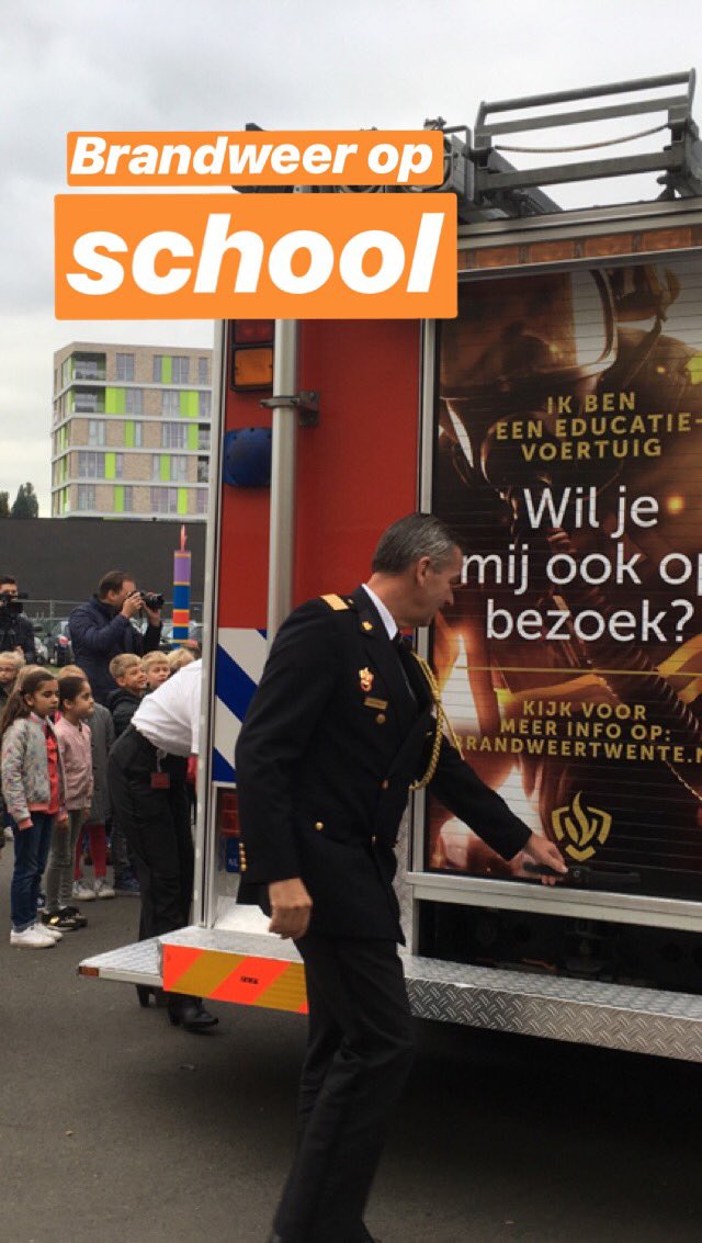 BrandweerTwente's tweet image. Samen met @sanderschelberg en @StephanWevers is ons nieuwe educatie-voertuig 🚒voor o.a. ‘Brandweer op school’ onthuld in #Hengelo. Heel veel blije kinderen en een trotse brandweer.