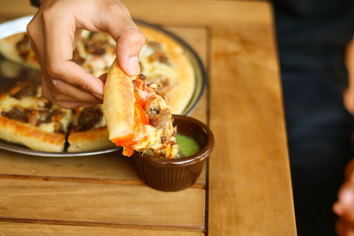 Saus hijau pedas dan segar yang memberikan sensasi unik serta menambah kelezatan sehingga cocok untuk menemani makan pizza mu
.
.
#Pizzajakarta #pizzaindonesia #pizza #tasty #pizzacafe #paparons #paparonspizzacafe #igfood #igdrink #foodtraveler #foodish #foodgram #foodporn #cafe