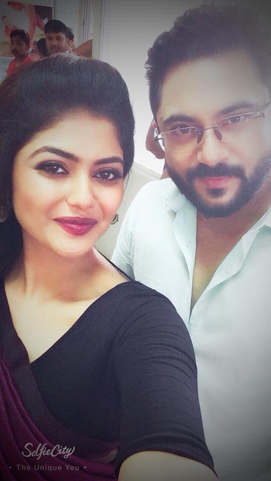 sayani06's tweet photo. #JabWeMet! #shooting #AftersAges 😎 #Atithi #ItsRolling!
@myslf_soham https://t.co/UlY4V2ZF7j
