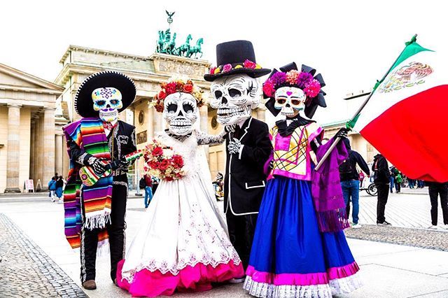 Hagens_World's tweet photo. Las Calacas - Mexico 🇲🇽 in Berlin! #diademuertos #diadelosmuertos #DayoftheDead #VisitMex #Mexico #hagensworldphotography #BrandenburgerTor #EmbaMexAle #beBerlin #visitmexico #MEXplore #entdeckemexico #Mexiko #AleMx #MxDe #corazondemexico https://t.co/uw0IDr3JzP https://t.co/oFgXWq73bj