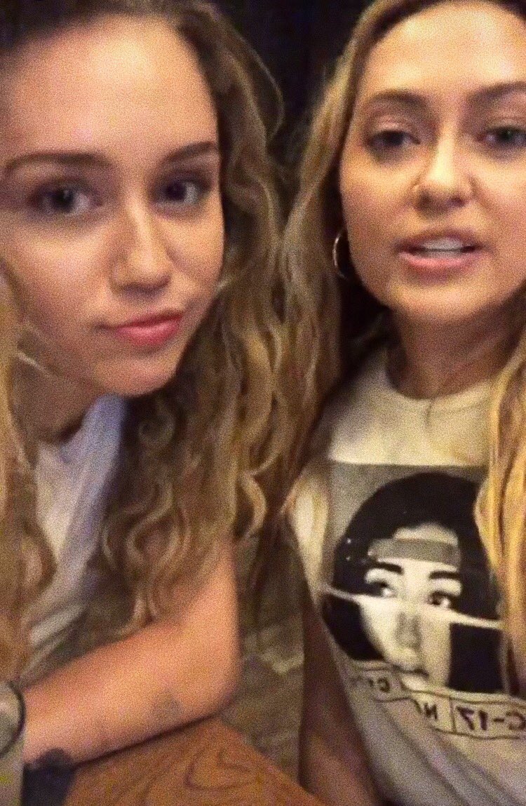 MileyCyrusThai's tweet photo. ภาพไมลีย์บนอินสตาแกรมของ Brandi Cyrus ที่ Nashville ในงานโชว์ของ Noah (น้องสาวไมลีย์) /น่ารักจังเลยย 💕💘👍 https://t.co/c7JB3NvapJ