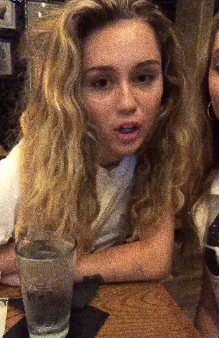 MileyCyrusThai's tweet photo. ภาพไมลีย์บนอินสตาแกรมของ Brandi Cyrus ที่ Nashville ในงานโชว์ของ Noah (น้องสาวไมลีย์) /น่ารักจังเลยย 💕💘👍 https://t.co/c7JB3NvapJ
