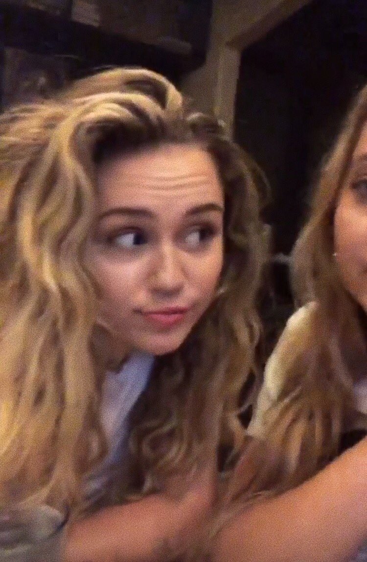MileyCyrusThai's tweet photo. ภาพไมลีย์บนอินสตาแกรมของ Brandi Cyrus ที่ Nashville ในงานโชว์ของ Noah (น้องสาวไมลีย์) /น่ารักจังเลยย 💕💘👍 https://t.co/c7JB3NvapJ