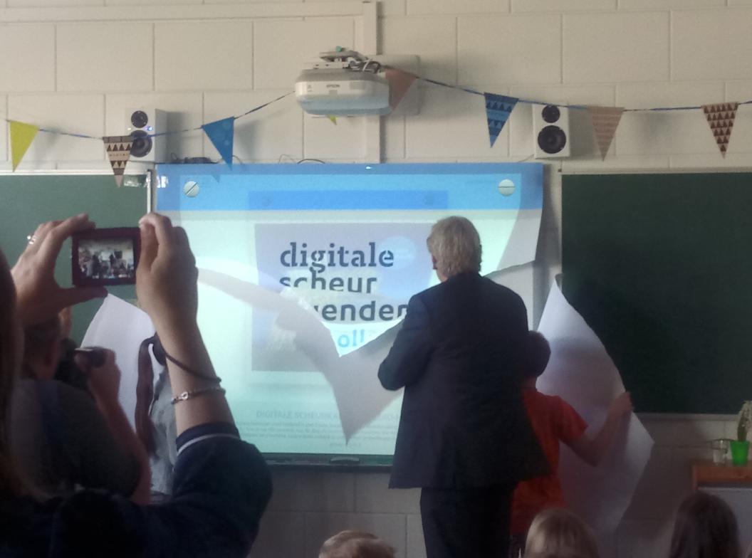 SandraBoks's tweet photo. 'Kunst en cultuur kan niet genoeg gegeven worden op school' Commissaris van de Koning lanceert de #digitalescheurkalender Zuid-Holland. Gefeliciteerd Kunstgebouw en Erfgoedhuis Zuid-Holland. #cultuursnack #trots! https://t.co/DSWWbqEhJs