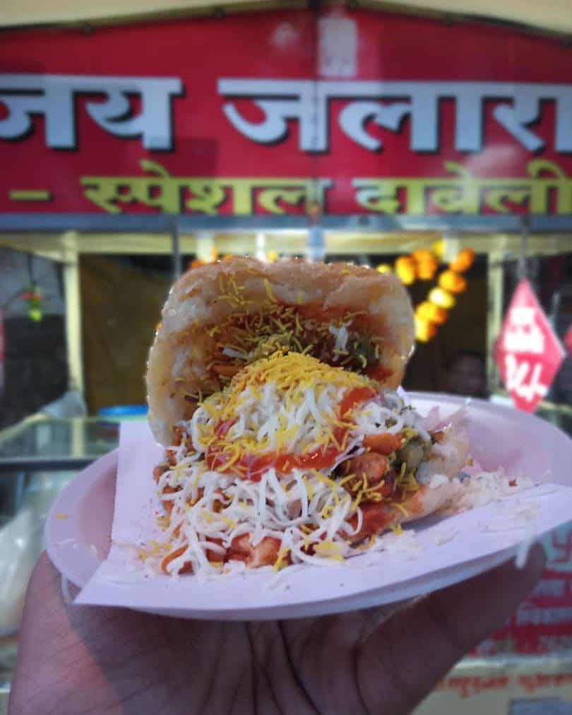 RasoiCookingYum's tweet image. Dabeli❤😋 #indianfood #streetfood #indianburger #dabeli #nashik #maharashtra #ThugsOfHindostanTrailer #WorldTourismDay #Adultery #Section497 #RightPlaceRightTime #VijayKrishnaAcharya #AamirKhan #YashChopra #TOHTrailer #ThugsOfHindustan
credit : @prathameshnileemayogeshshukla