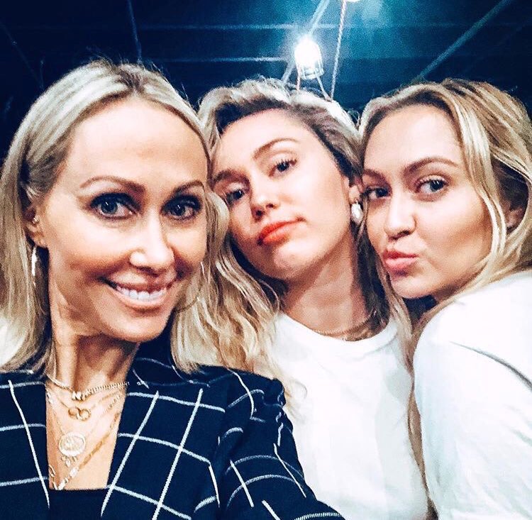 MileyCyrusThai's tweet photo. ภาพของไมลีย์ในงานโชว์ (คอนเสิร์ต) ของ Noah #GoodCryTour 

© MileyRaySlays 
© CyrusAllTheWay https://t.co/512gVwBWo1