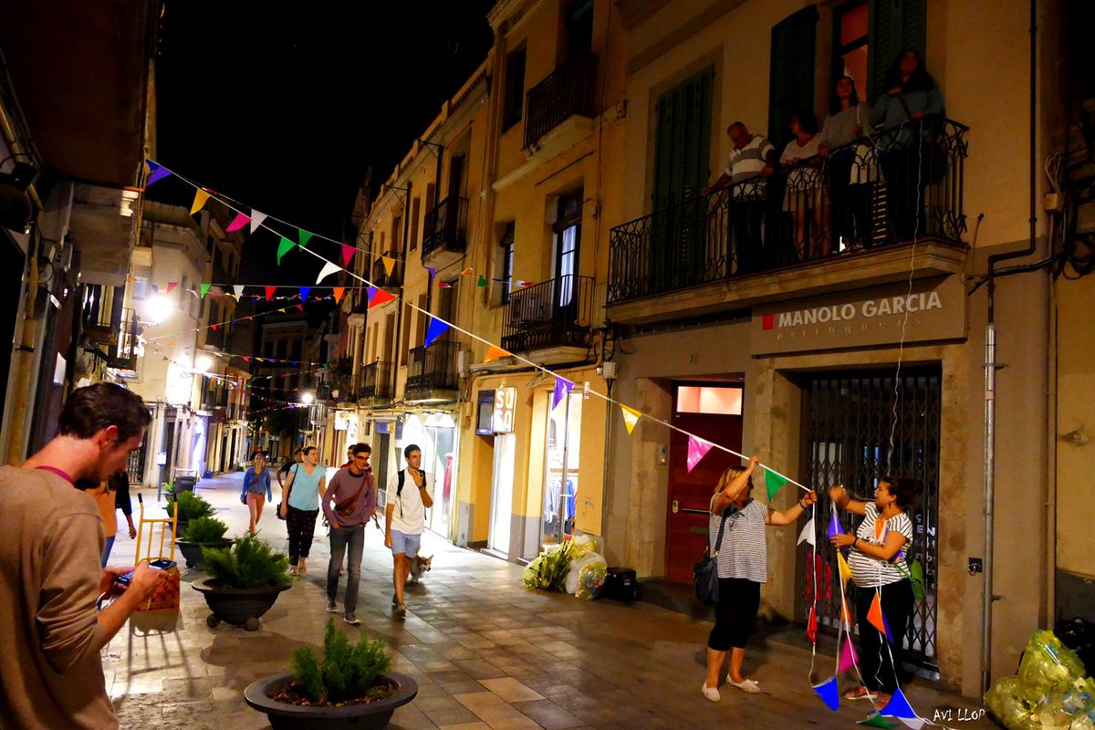 FMSarria_'s tweet photo. Ahir la Comissió de Festes de Sarrià juntament amb l'ajuda dels veïns i veïnes de Sarrià vam decorar els carrers de Sarrià amb banderoles! 
Gràcies a tots i totes per la vostra col·laboració! 

#festamajor #banderoles #festamajorsarria2018 

Fotos: Lluis Avillop Morera Bastidas. https://t.co/Pk08LAQ9Nj
