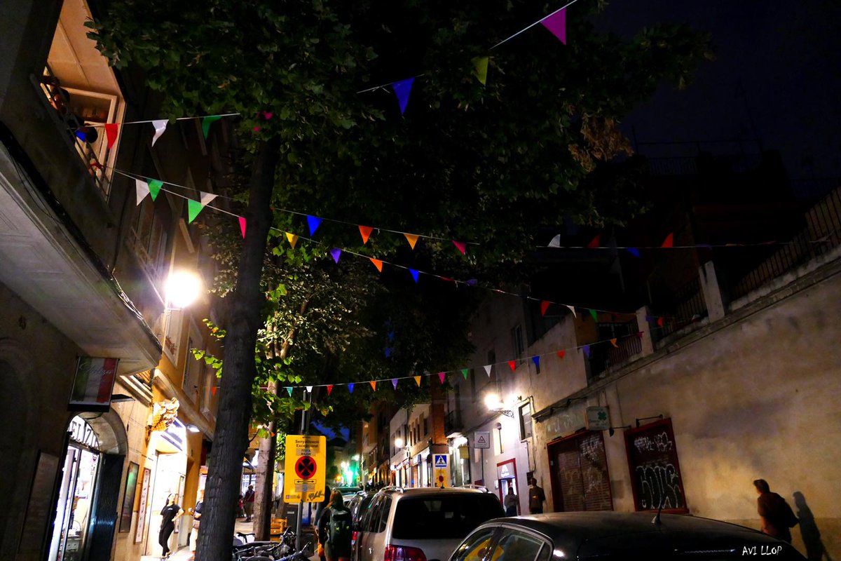 FMSarria_'s tweet photo. Ahir la Comissió de Festes de Sarrià juntament amb l'ajuda dels veïns i veïnes de Sarrià vam decorar els carrers de Sarrià amb banderoles! 
Gràcies a tots i totes per la vostra col·laboració! 

#festamajor #banderoles #festamajorsarria2018 

Fotos: Lluis Avillop Morera Bastidas. https://t.co/Pk08LAQ9Nj