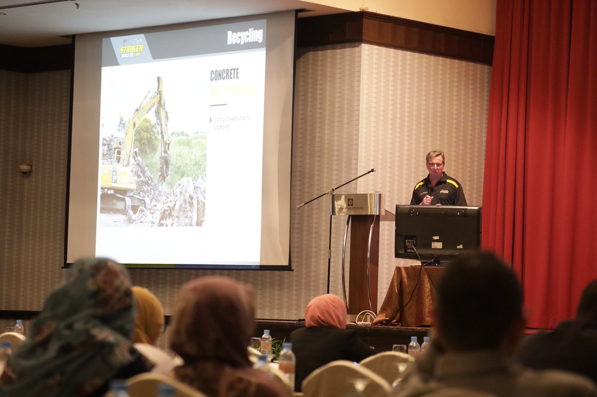 swcorp_my's tweet photo. Live update : Seminar Tranformasi Pengurusan Sisa Binaan Di Malaysia.
Segmen VII : Construction Waste And Technology.
#swcorp #CIDB #seminar #STPSBDM https://t.co/5HOWDl5xLe